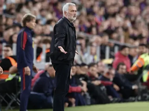 MOURINHO PERSEMBAHKAN KEMENANGAN EL CLASICO UNTUK SUPTER BARCELONA