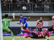 Madura United Kalahkan Persib 1-0, Gol Menit 89 Bawa Laskar Sape Kerab Naik ke Papan Atas