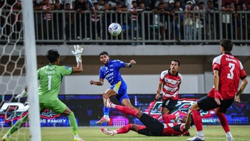 Madura-United-Kalahkan-Persib-1-0-Gol-Menit-89-Bawa-Laskar-Sape-Kerab-Naik-ke-Papan-Atas