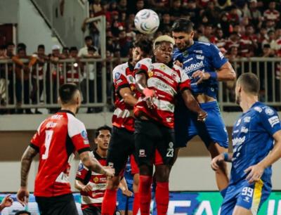 Madura-United-dan-Persib-Bandung-Bermain-Imbang-0-0-di-Babak-Pertama