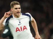Manchester United Incar Micky van de Ven di Bursa Januari