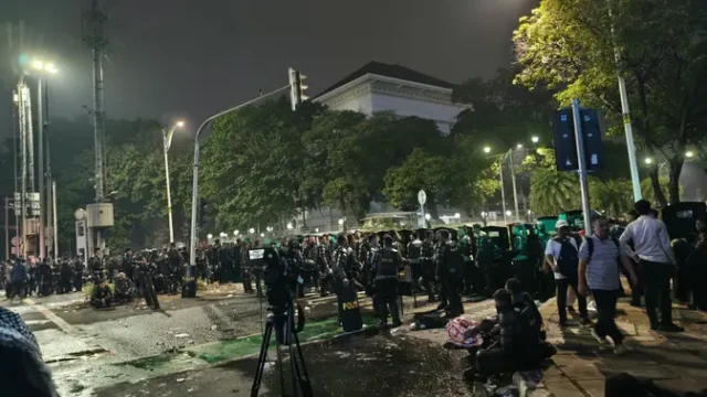 Massa-Demo-Bubarkan-Dibubarkan-Polisi-Ricuh-di-Imam-Bonjol