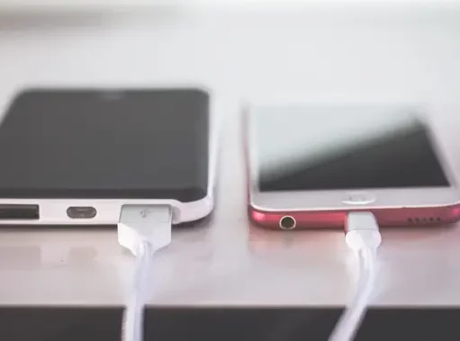 Mengisi Daya HP di Mobil Lama Lambat? Ini Penyebab dan Solusinya