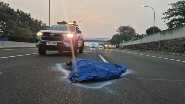 Motor-Masuk-Tol-Cijago-Berlawanan-Arah-Tabrak-Taksi-hingga-Tewaskan-Pengendara