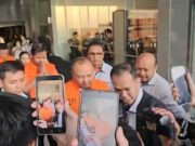 OTT BNPB: Lima Tersangka Berompi Oranye Dibawa Keluar dari Gedung KPK