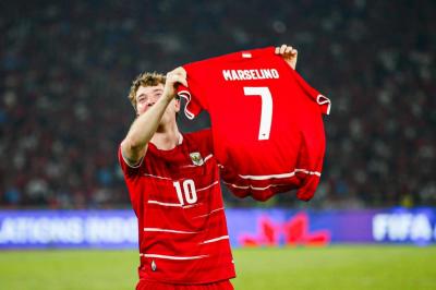 Ole-Romeny-Angkat-Jersey-Marselino-Usai-Timnas-Indonesia-Juara-ASEAN-Cup-2026
