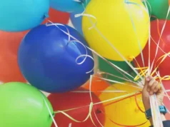 Pengantin Wanita Nyaris Terbang Terbawa Balon saat Pemotretan Pernikahan