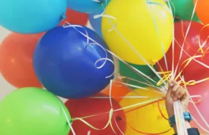 Pengantin Wanita Nyaris Terbang Terbawa Balon saat Pemotretan Pernikahan