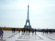 Pilot Brasil Sukses Kelilingi Menara Eiffel dengan Balon Udara pada 1901