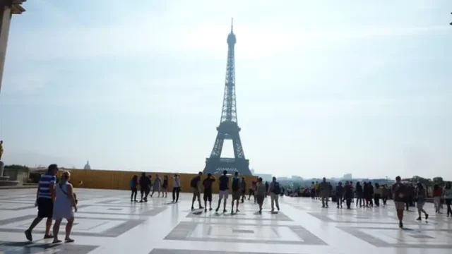 Pilot-Brasil-Sukses-Kelilingi-Menara-Eiffel-dengan-Balon-Udara-pada-1901