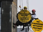 Polisi Evakuasi Aktivis Greenpeace karena Kondisi Medis di Patung HI