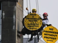 Polisi Evakuasi Aktivis Greenpeace karena Kondisi Medis di Patung HI