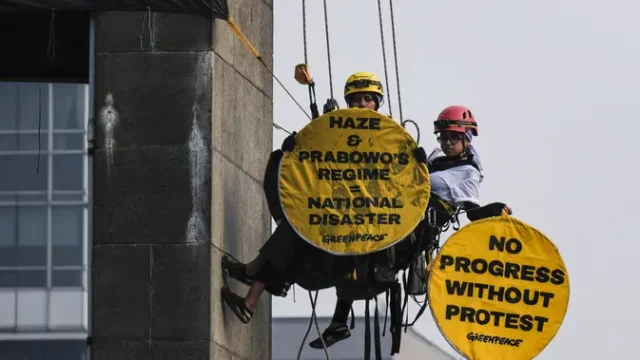 Polisi-Evakuasi-Aktivis-Greenpeace-karena-Kondisi-Medis-di-Patung-HI