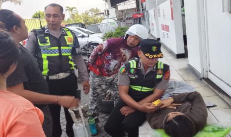 Polres-Jembrana-Evakuasi-Wanita-Epilepsi-yang-Kejang-saat-Antre-BBM