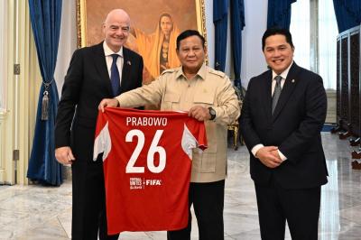 Prabowo-Terima-Jersey-FIFA-dari-Infantino-Jelang-Final-Garuda-vs-Thailand