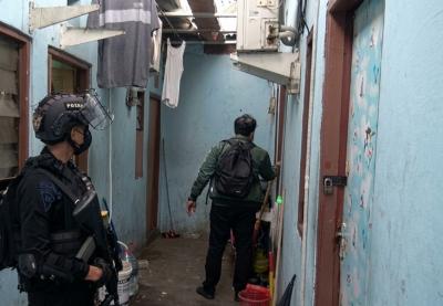 Ratusan-Personel-Gabungan-Gerebek-Kampung-Ambon-Sita-Senjata-Tajam-dan-Pistol-Airsoft