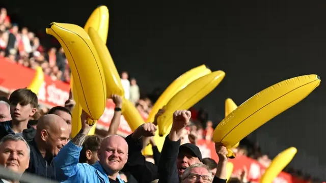 Ribuan-Balon-Pisang-Guncang-Anfield-Tradisi-City-Kembali-Menggema