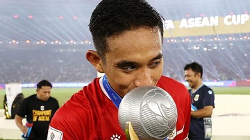 Rizky-Ridho-Cium-Piala-Setelah-Minta-Maaf-di-Piala-AFF