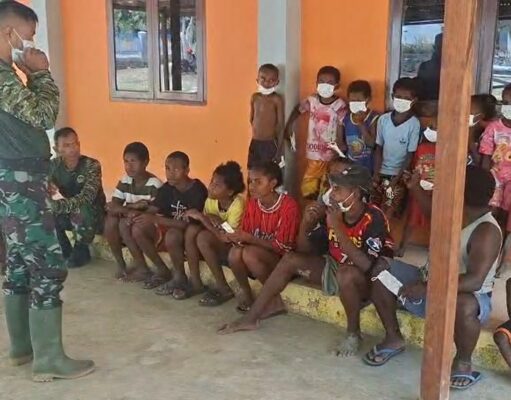 Kepedulian Satgas TMMD : Edukasi Masyarakat tentang Pentingnya Masker Untuk Mencegah ISPA