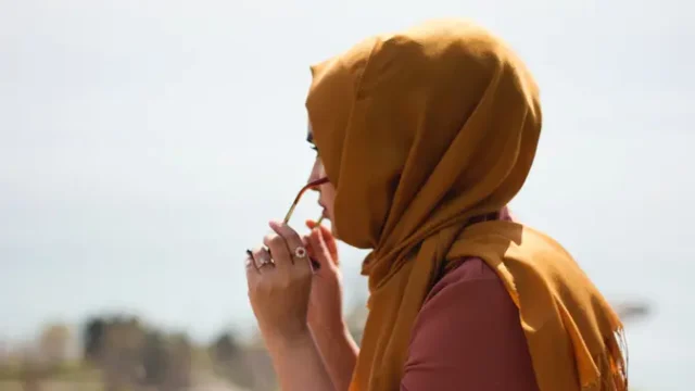 Siswi-di-Azerbaijan-Ditolak-Masuk-Sekolah-karena-Mengenakan-Jilbab
