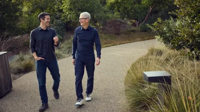 Steve-Jobs-Dikenang-15-Tahun-Setelah-Kewafatannya-oleh-Tim-Cook-dan-John-Ternus