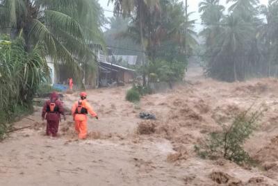 Sungai-Lubuk-Minturun-Meluap-Banjir-Rendam-Permukiman-di-Padang
