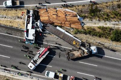 Tabrakan-Bus-dan-Truk-di-Tol-Manisa-Tewaskan-11-Orang