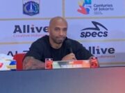 Thierry Henry Pimpin Arsenal Legends Menang Dramatis 3-2 atas MU di GBK