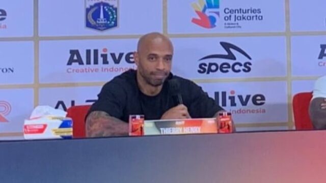 Thierry-Henry-Pimpin-Arsenal-Legends-Menang-Dramatis-3-2-atas-MU-di-GBK
