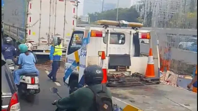 Truk-Kecelakaan-di-Depan-DPR-Sejumlah-Rute-Transjakarta-Dialihkan
