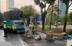 Truk Tabrak Separator Busway, Transjakarta Alami Keterlambatan