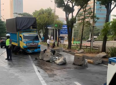 Truk-Tabrak-Separator-Busway-Transjakarta-Alami-Keterlambatan