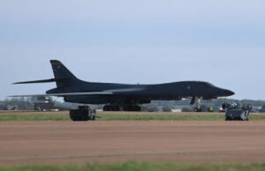 Trump Tarik 12 Pengebom B-1 dari Inggris Akibat Ancaman Drone