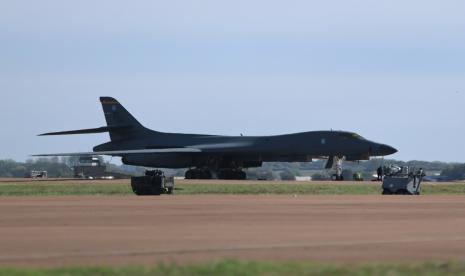 Trump-Tarik-12-Pengebom-B-1-dari-Inggris-Akibat-Ancaman-Drone