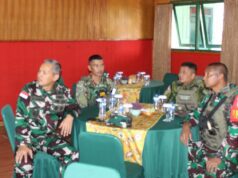 Kodim 1714/PJ dan Polri Kawal Wakil Gubernur Papua Tengah Tinjau Pembangunan Sekolah dan Serahkan Bantuan