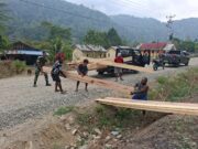 Penuh Semangat Kebersamaan, Gotong Royong Satgas TMMD Kodim 1808/Mansel Bersama Masyarakat