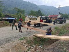 Penuh Semangat Kebersamaan, Gotong Royong Satgas TMMD Kodim 1808/Mansel Bersama Masyarakat
