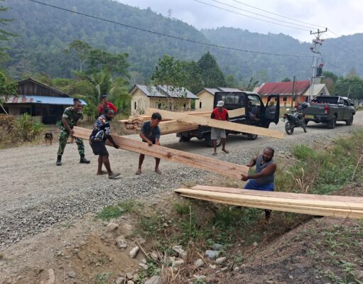 Penuh Semangat Kebersamaan, Gotong Royong Satgas TMMD Kodim 1808/Mansel Bersama Masyarakat