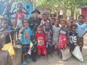 Penuh Kehangatan, Dansatgas TMMD ke-130 Menyapa Anak-Anak Kampung Yamboi