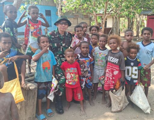Penuh Kehangatan, Dansatgas TMMD ke-130 Menyapa Anak-Anak Kampung Yamboi