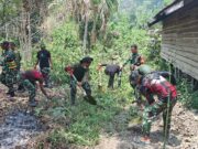 Gotong Royong, Anggota Kodim 1808/Mansel Bersama Masyarakat Bersihkan Lokasi Pembangunan MCK