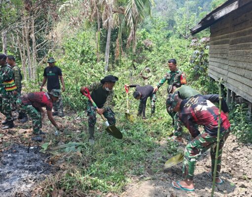 Gotong Royong, Anggota Kodim 1808/Mansel Bersama Masyarakat Bersihkan Lokasi Pembangunan MCK