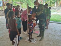 Sinergi Satgas TMMD Dan Dinkes, Cegah Stunting Melalui Pengecekan Tinggi dan Berat Badan Anak di Kampung Yamboi