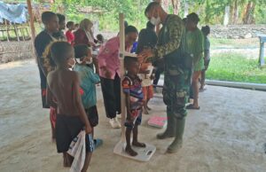 Sinergi Satgas TMMD Dan Dinkes, Cegah Stunting Melalui Pengecekan Tinggi dan Berat Badan Anak di Kampung Yamboi