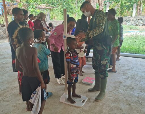 Sinergi Satgas TMMD Dan Dinkes, Cegah Stunting Melalui Pengecekan Tinggi dan Berat Badan Anak di Kampung Yamboi