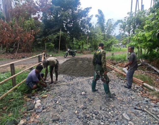 Bergotong Royong, Satgas TMMD ke-130 Kodim 1808/Mansel Bersama Masyarakat Membangun Jalan