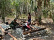 Penuhi Kebutuhan Dasar Masyarakat, Satgas TMMD ke-130 Bangun MCK di Kampung Yamboi