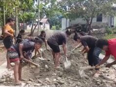 Demi Kampung Lebih Maju, Mama-Mama Kampung Yamboi Turun Tangan Bantu Satgas TMMD