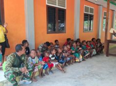 Penuh Keakraban, Sertu Nixon Pimpin Ibadah Bersama Anak-Anak Kampung Yamboi