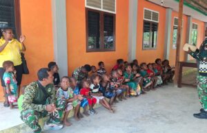 Penuh Keakraban, Sertu Nixon Pimpin Ibadah Bersama Anak-Anak Kampung Yamboi